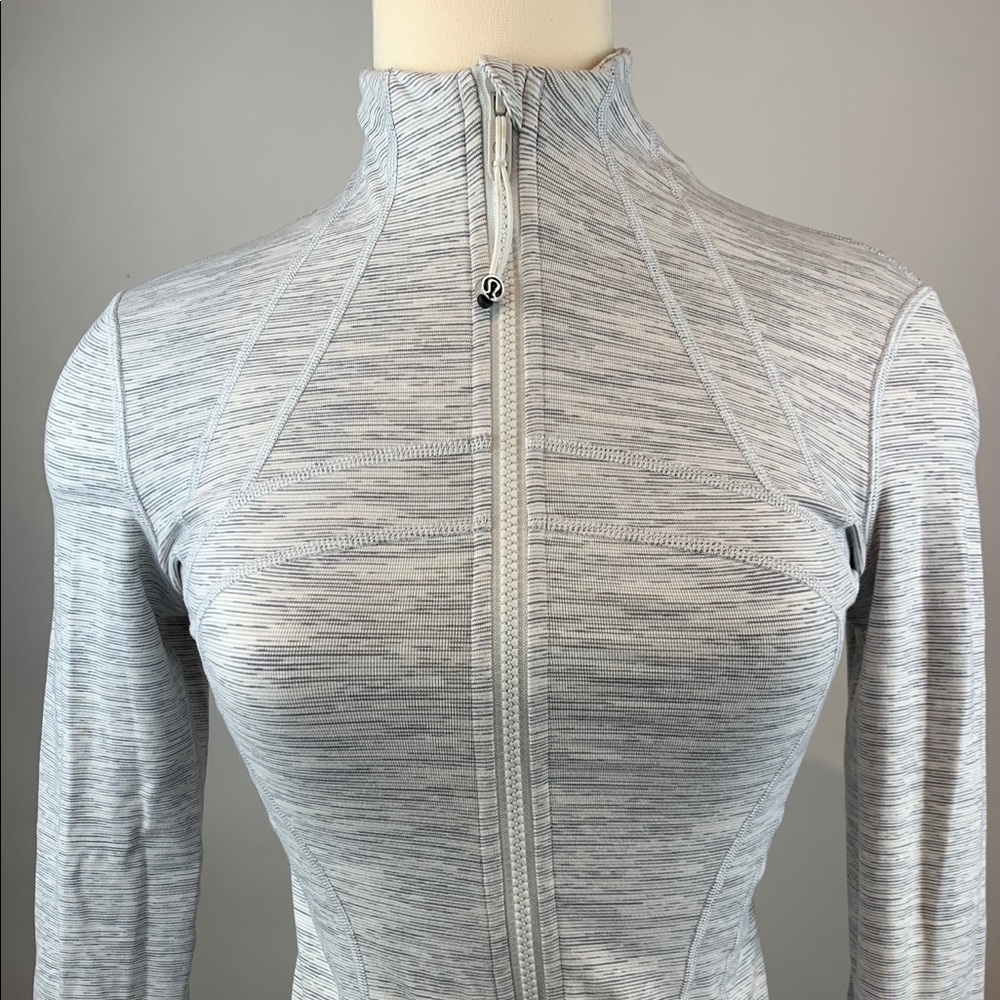 Sz 4 Lululemon light grey/white perfect condition